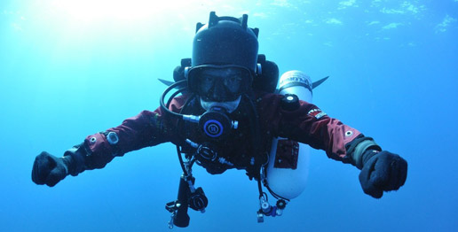 DRY SUIT DIVER 